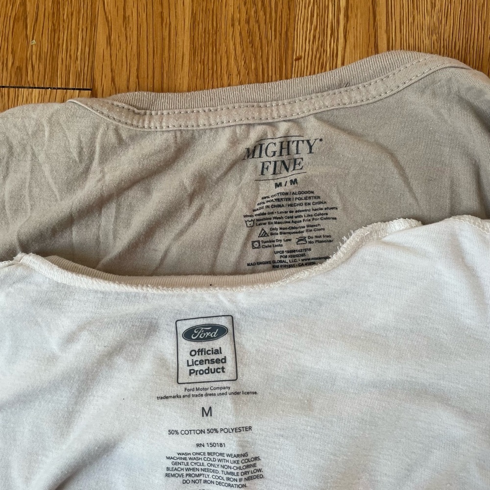 Set of 2 women’s graphic T-shirts - Picture 4 of 4